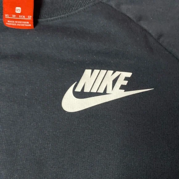 Nike Black Crewneck Sweatshirt Classic Athletic Style - Picture 3 of 10